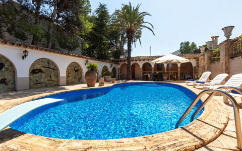 Les Oliveres: L'Eau, Bleu Azur, Piscine, Arbre, Ciel, Composite, Arecales, Loisir, Plante