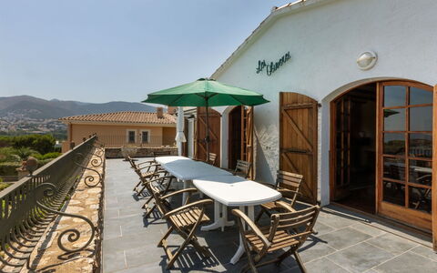 Les Oliveres: Ciel, Meubles, Bâtiment, Table, Ombre, Chaise, Bois, Mobilier De Jardin, Loisir, Immobilier