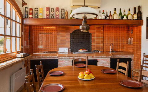 Les Oliveres: Table, Cabinetry, Comptoir, Propriété, Meubles, Cuisine, Fenêtre, Chaise, Bois, Éclairage