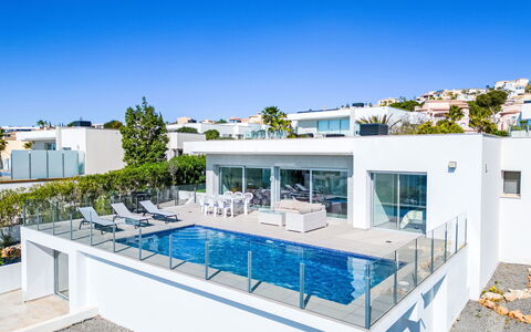 Blanca: Ciel, Bâtiment, Fenêtre, Piscine, Ombre, Rectangle, Condominium, Plante, Design Urbain, Maison
