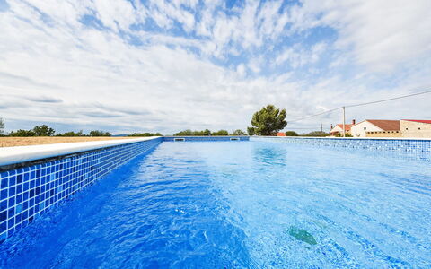 Vulelija Holiday Home: Nuage, L'Eau, Ciel, Ressources En Eau, Bleu, Piscine, Paysage Naturel, Maison, Arbre, Aqua