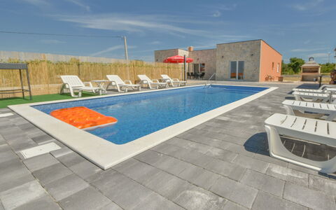 Vulelija Holiday Home: Ciel, L'Eau, Piscine, Bleu Azur, Nuage, Bâtiment, Rectangle, Mobilier De Jardin, Sol, Sol
