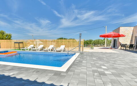Vulelija Holiday Home: Ciel, Nuage, L'Eau, Piscine, Mobilier De Jardin, Plan D'Eau, Ombre, Plante, Arbre, Loisir