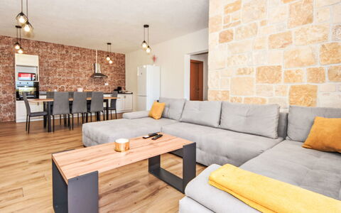 Vulelija Holiday Home: Table, Propriété, Meubles, Canapé, Cadre, Bois, Confort, Design Intérieur, Orange, Salon