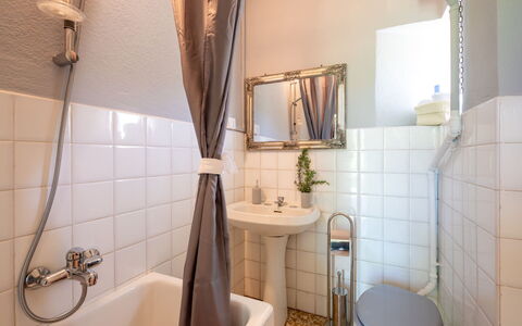 Rustico Pio Filippo: Miroir, Luminaire Plomberie, Évier, Robinet, Propriété, Lavabo, Salle De Bains, Violet, Bâtiment, Plante