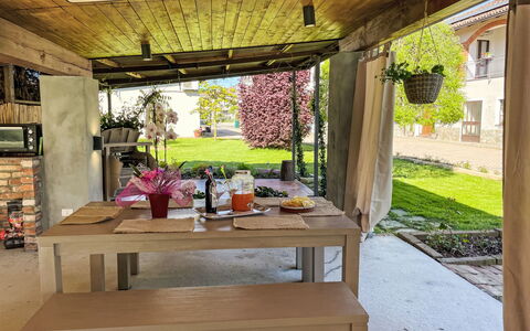 Castell' Alfero 100: Plante, Table, Bâtiment, Bois, Design Intérieur, Fenêtre, Plante D'Appartement, Ombre, Sol, Arbre