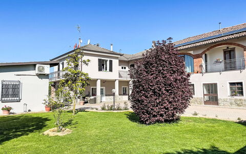 Castell' Alfero 100: Plante, Ciel, Fenêtre, Bâtiment, Herbe, Lot Terre, Design Urbain, Zone Résidentielle, Arbre, Immobilier