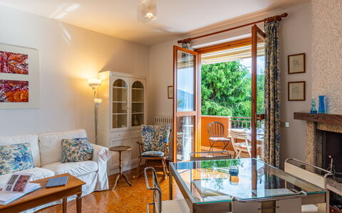 La Casa del Musicista: Table, Meubles, Propriété, Canapé, Bleu Azur, Chaise, Bois, Design Intérieur, Fenêtre, Sol