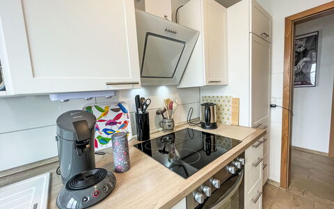 Auszeit: Cabinetry, Comptoir, Propriété, Cuisine, Appareil De Cuisine, Électroménager, Bâtiment, Bureau D'Ordinateur, Design Intérieur, Tiroir