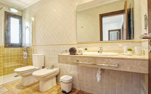 Can Ines: Miroir, Propriété, Luminaire Plomberie, Évier, Salle De Bains, Fenêtre, Robinet, Violet, Lavabo, Design Intérieur