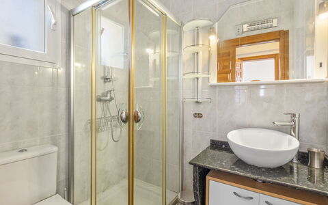 Karin: Miroir, Robinet, Luminaire Plomberie, Évier, Porte De Douche, Bâtiment, Lavabo, Salle De Bains, Design Intérieur