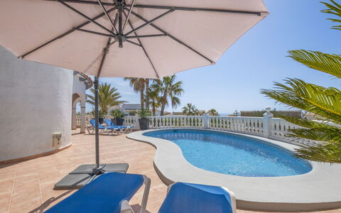 Karin: L'Eau, Plante, Propriété, Ciel, Bâtiment, Bleu Azur, Ombre, Piscine, Mobilier De Jardin, Parapluie