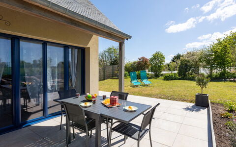 Agapanthe: Plante, Propriété, Table, Meubles, Ciel, Bâtiment, Nuage, Chaise, Ombre, Arbre