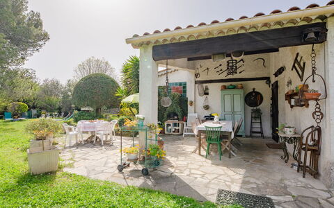 La Palombière: Plante, Propriété, Ciel, Table, Pot De Fleur, Bâtiment, Chaise, Tableau De Plein Air, Arbre, Porte