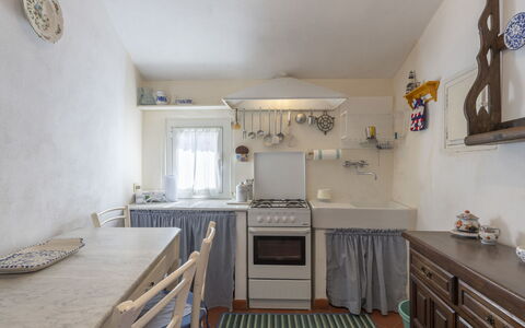 Casa Pinela Maria Sole: Cabinetry, Propriété, Meubles, Comptoir, Cuisine, Design Intérieur, Éclairage, Évier, Bois, Sol