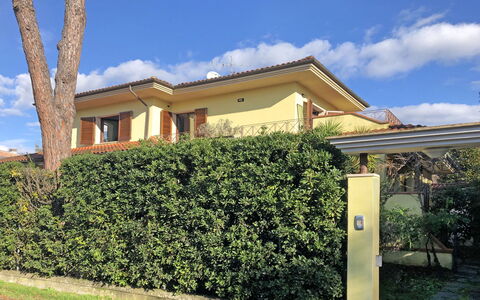 Sara: Nuage, Ciel, Plante, Bâtiment, Propriété, Fenêtre, Lot Terre, Herbe, Ombre, Maison