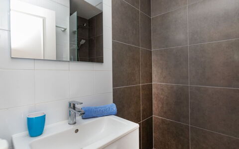 Llançà 385: Miroir, Propriété, Robinet, Évier, Luminaire Plomberie, Lavabo, Salle De Bains, Bâtiment, Violet, Rectangle