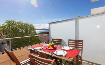 Llançà 385: Ciel, Table, Nuage, Bâtiment, Meubles, Jour, Propriété, Vaisselle, Chaise, Bois