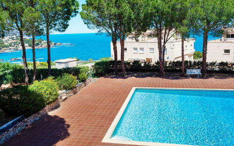 Llançà 666: L'Eau, Plante, Propriété, Ciel, Bâtiment, Bleu Azur, Piscine, Arbre, Ombre, Architecture