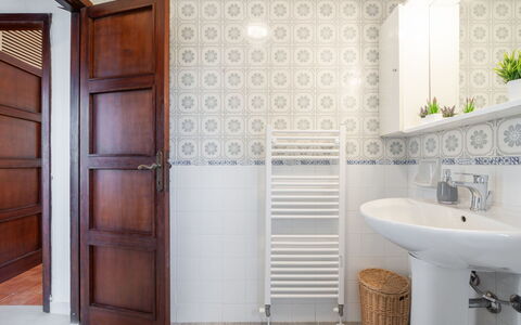 Pula 100: Miroir, Robinet, Luminaire Plomberie, Propriété, Évier, Salle De Bains, Porte, Plante, Bâtiment, Design Intérieur
