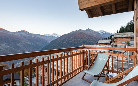 Thyon-Les Collons 9000: Bois, Chaîne De Montagnes, Tache De Bois, Vallée, Dur, Alpes, Crête, Glacial Relief, Porche, Balcon