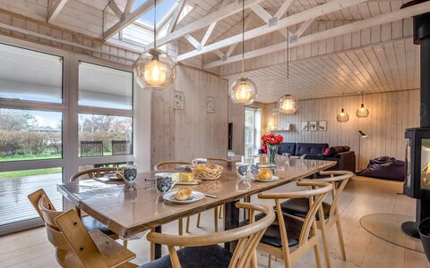 Mira - 500M from the Sea: Maison, Domicile, Porte, Toit, Chalet, Biens, Jardin, Ombre, Siding, Cour