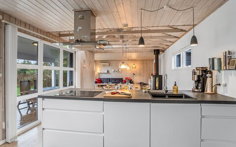 Mira - 500M from the Sea: Maison, Domicile, Porte, Toit, Chalet, Biens, Jardin, Ombre, Siding, Cour