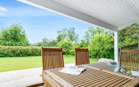Mira - 500M from the Sea: Maison, Domicile, Porte, Toit, Chalet, Biens, Jardin, Ombre, Siding, Cour