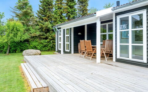 Mira - 500M from the Sea: Maison, Domicile, Porte, Toit, Chalet, Biens, Jardin, Ombre, Siding, Cour