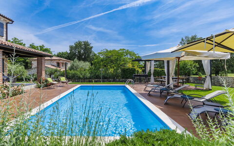Villa Noce: L'Eau, Plante, Nuage, Ciel, Propriété, Piscine, Bleu Azur, Ombre, Herbe, Loisir