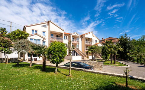 Palms: Nuage, Ciel, Bâtiment, Plante, Propriété, Fenêtre, Bleu Azur, Arbre, Lot Terre, Végétation