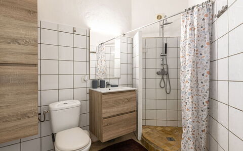 Porto Vecchio 157: Luminaire Plomberie, Propriété, Salle De Bains, Bâtiment, Tete De Douche, Noir, Robinet, Violet, Douche