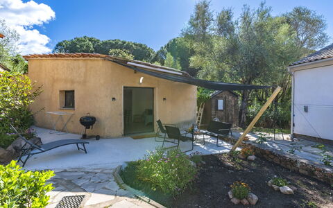 Porto Vecchio 157: Plante, Ciel, Propriété, Bâtiment, Nuage, Arbre, Lot Terre, Fenêtre, Chalet, Maison