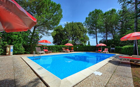 Leccino: L'Eau, Plante, Bâtiment, Piscine, Ombre, Arbre, Mobilier De Jardin, Ciel, Parapluie, Maison