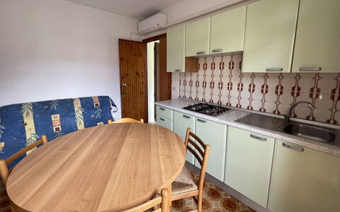 Rosolina Mare 628: Meubles, Cabinetry, Propriété, Table, Comptoir, Cuisinière, Bois, Évier, Éclairage, Design Intérieur