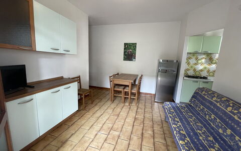 Rosolina Mare 628: Propriété, Meubles, Cabinetry, Bois, Cadre, Tiroir, Design Intérieur, Éclairage, Table, Sol
