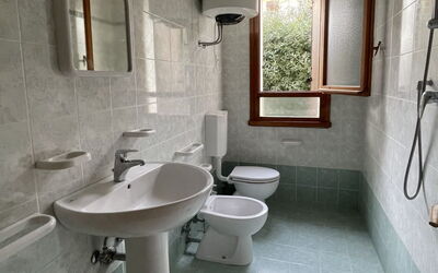 Adriana 628.2: Luminaire Plomberie, Miroir, Robinet, Évier, Propriété, Bâtiment, Lavabo, Salle De Bains, Design Intérieur, Violet