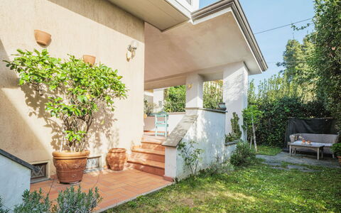 Orchidea: Plante, Propriété, Ciel, Bâtiment, Ombre, Lot Terre, Zone Résidentielle, Quartier, Herbe, Immobilier