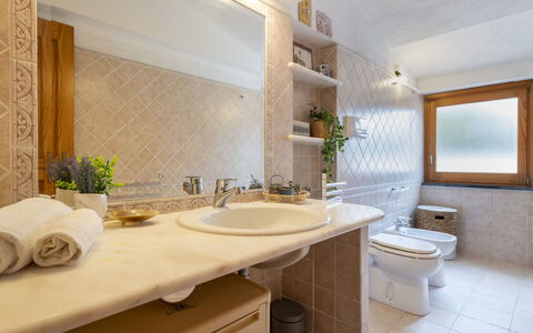 Cagnulari: Miroir, Robinet, Évier, Propriété, Luminaire Plomberie, Lavabo, Plante, Bâtiment, Salle De Bains, Armoire De Toilette