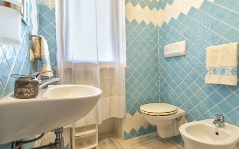 Giovanna: Propriété, Luminaire Plomberie, Lavabo, Robinet, Évier, Salle De Bains, Violet, Vert, Bleu, Design Intérieur