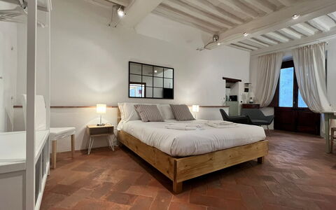 Vicolo Della Scala Rooms: Bâtiment, Meubles, Propriété, Fenêtre, Confort, Bois, Cadre De Lit, Ombre, Design Intérieur, Lit