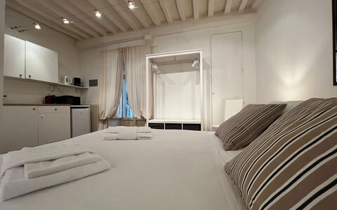 Vicolo Della Scala Rooms: Propriété, Meubles, Bois, Confort, Design Intérieur, Bâtiment, Architecture, Sol, Sol, Salle