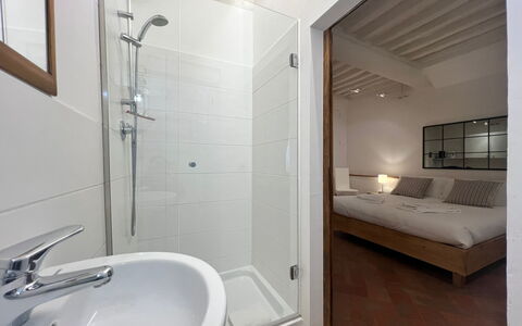 Vicolo Della Scala Rooms: Luminaire Plomberie, Propriété, Robinet, Tete De Douche, Baignoire, Bâtiment, Salle De Bains, Douche, Bar De Douche, Design Intérieur