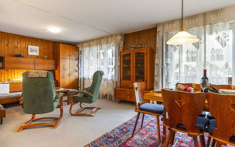 Grand-Pré a: Meubles, Table, Chaise, Bois, Cabinetry, Éclairage, Sol, Sol, Salon, Lampe