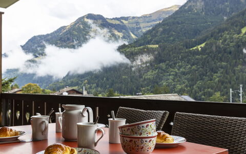 Grand-Pré a: Table, Vaisselle, Aliments, Nuage, Montagne, Ciel, Vaisselle, Coupe, Assiette, Serveware