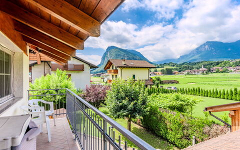 Carli: Nuage, Plante, Ciel, Propriété, Bâtiment, Bois, Architecture, Arbre, Montagne, Ombre