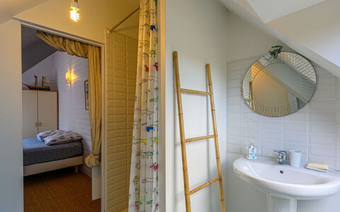 Villa Pyramide Ii: Miroir, Propriété, Bâtiment, Meubles, Évier, Luminaire Plomberie, Robinet, Salle De Bains, Design Intérieur, Lavabo