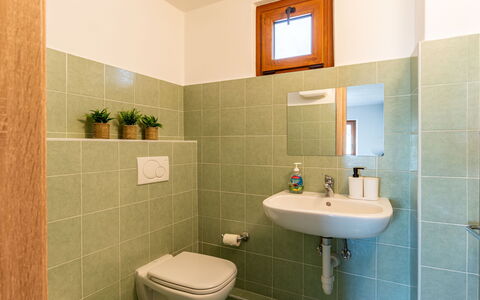 Miki Mhouse: Propriété, Luminaire Plomberie, Lavabo, Salle De Bains, Violet, Bleu, Évier, Robinet, Miroir, Design Intérieur