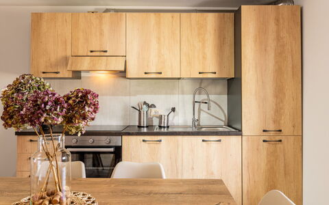 Miki Mhouse: Marron, Cabinetry, Comptoir, Propriété, Meubles, Fleur, Evier, Évier, Bois, Cuisine