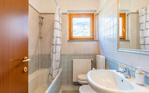 Andy: Robinet, Luminaire Plomberie, Évier, Propriété, Salle De Bains, Lavabo, Baignoire, Bois, Miroir